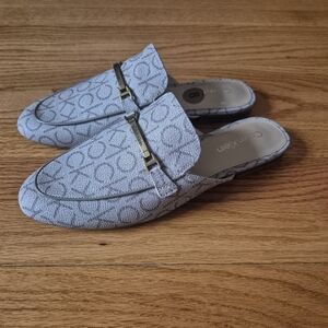 Calvin Klein Women’s Beige Gray Logo Mules Sz 8 Shoes Buckle Monogram Print NWOB